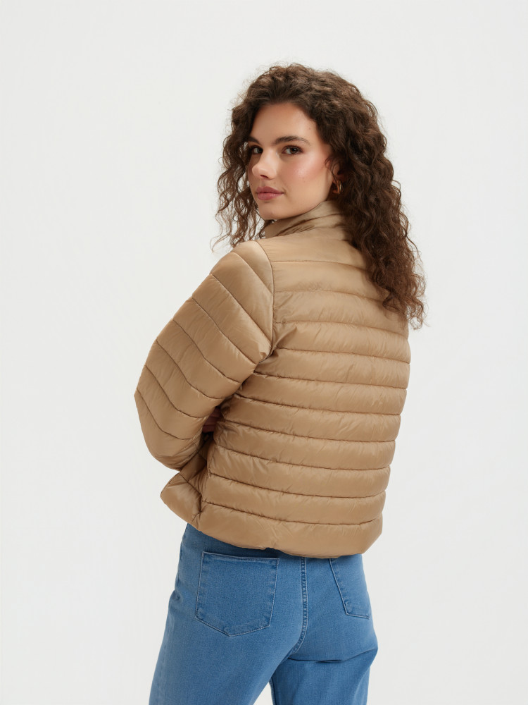 Beżowa kurtka z pikowaniem 