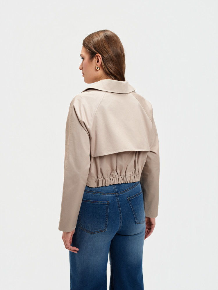 Krótki beżowy trencz 