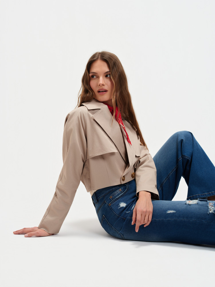 Krótki beżowy trencz 