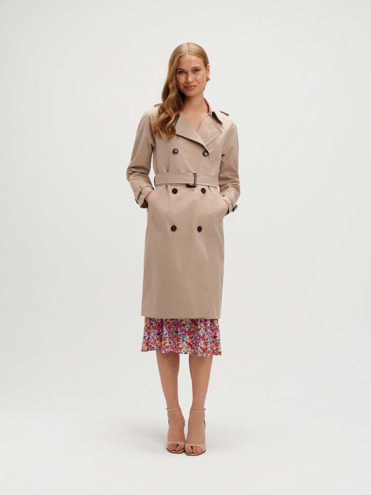 Klasyczny beżowy trencz 