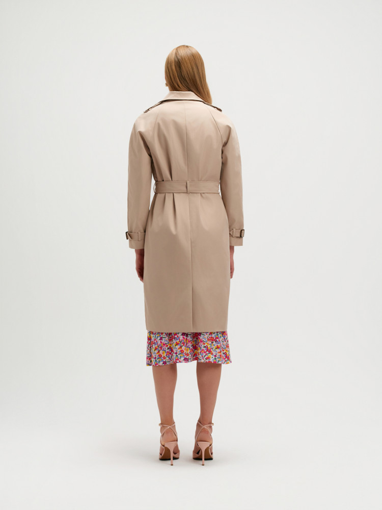 Klasyczny beżowy trencz 