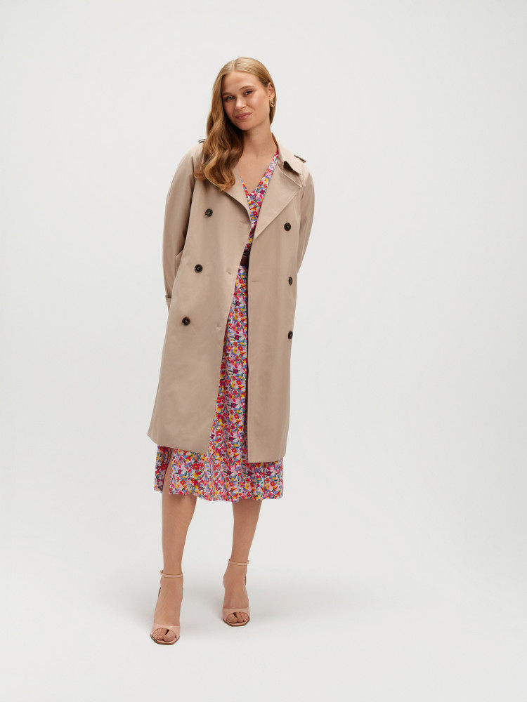 Klasyczny beżowy trencz 