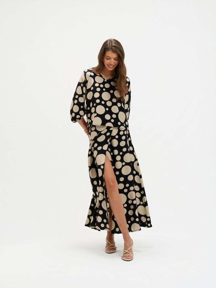 Spódnica z efektownym rozcięciem 