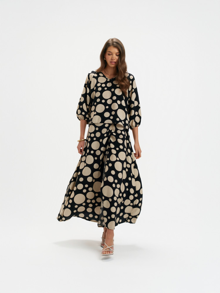 Spódnica z efektownym rozcięciem 