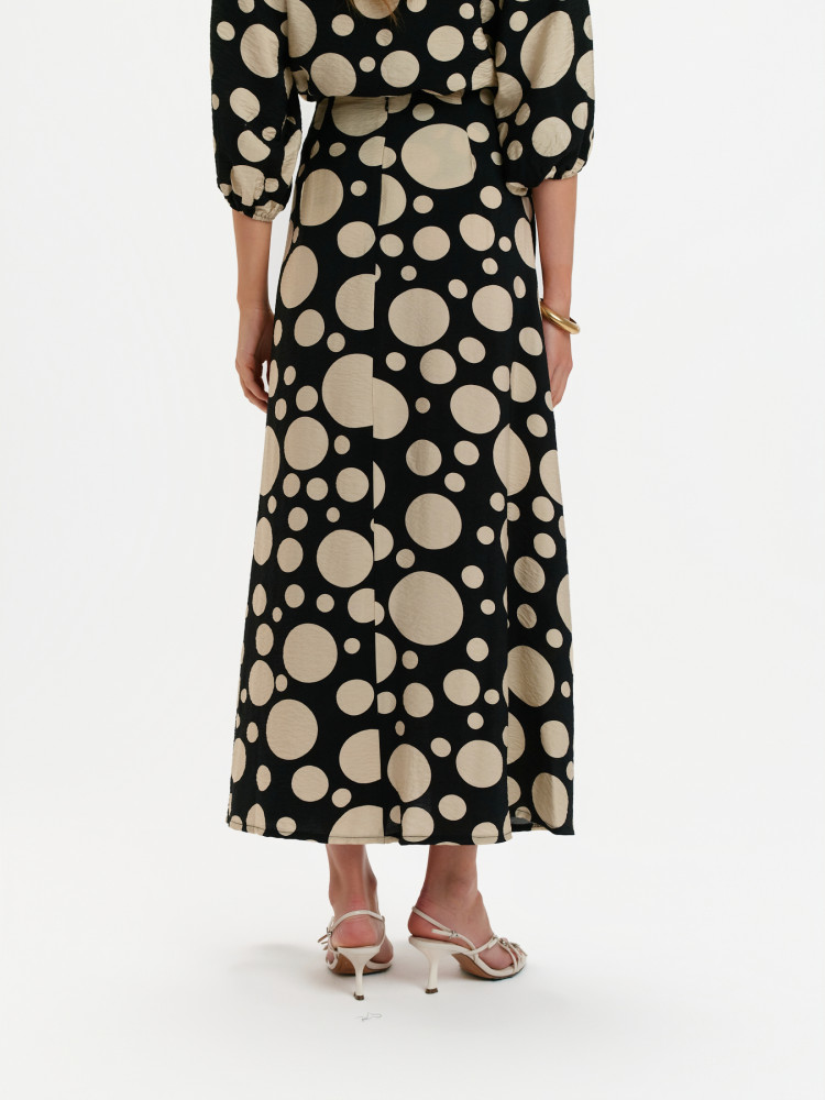 Spódnica z efektownym rozcięciem 