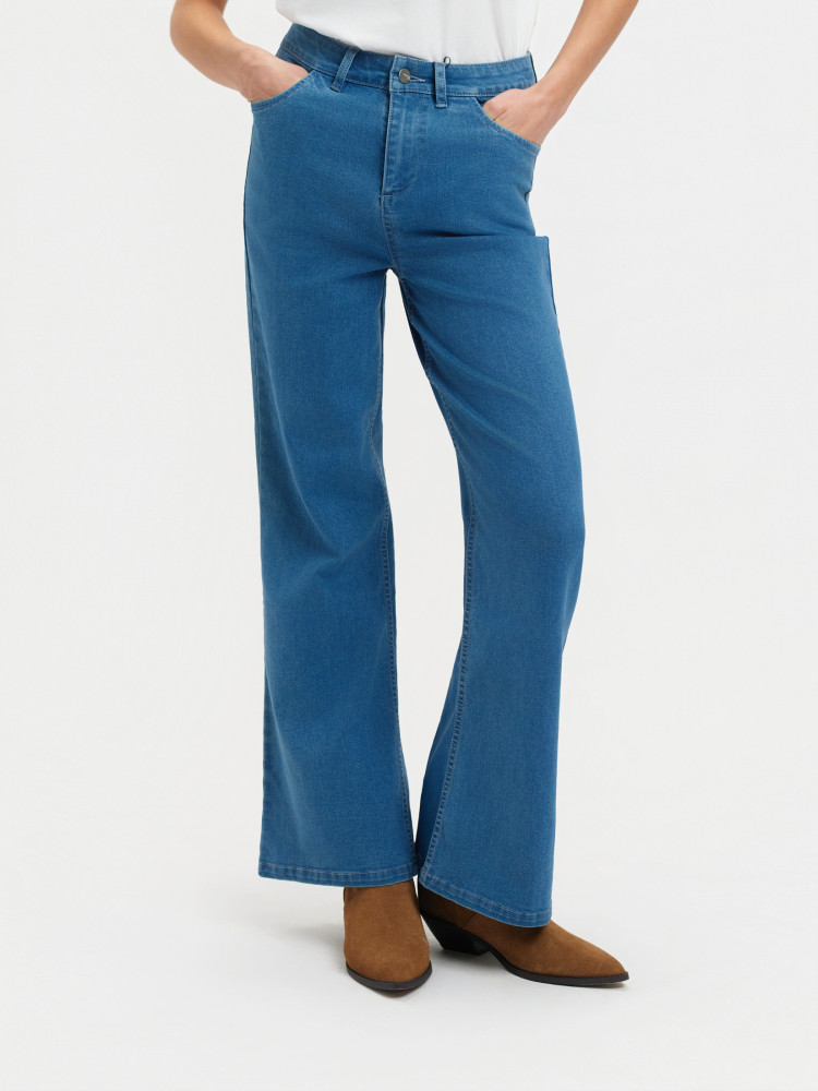 Jeansy typu wide leg 