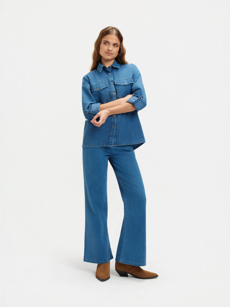 Jeansy typu wide leg 