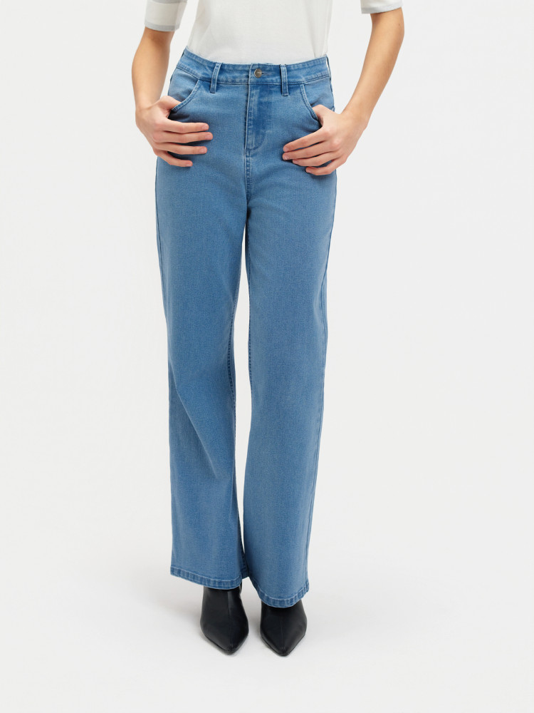 Niebieskie jeansy wide leg 