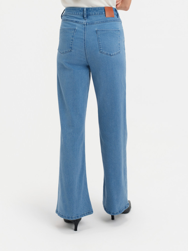 Niebieskie jeansy wide leg 