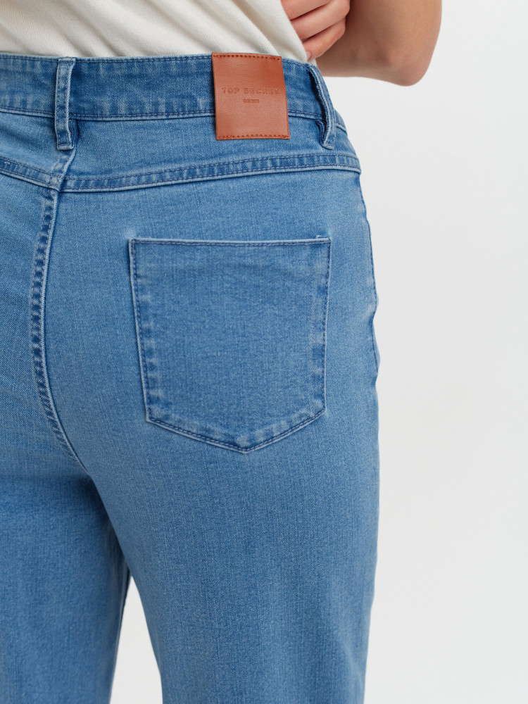 Niebieskie jeansy wide leg 
