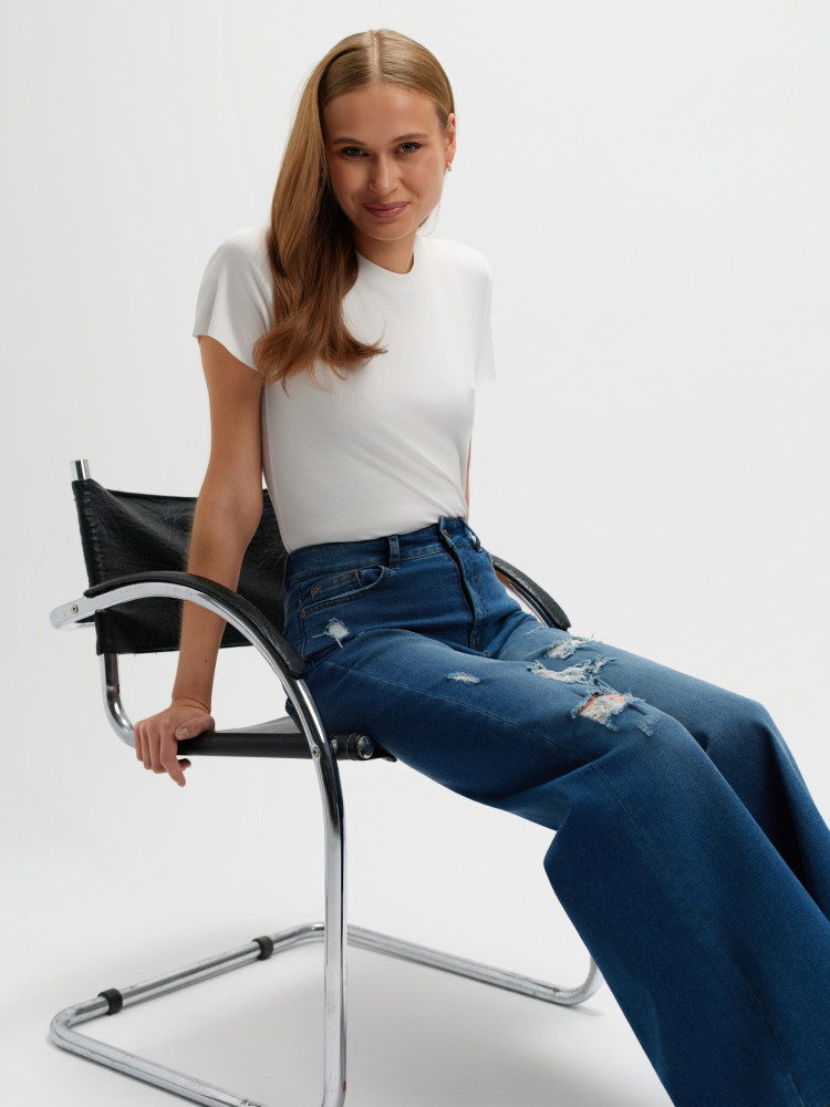 Granatowe jeansy wide leg z przetarciami 