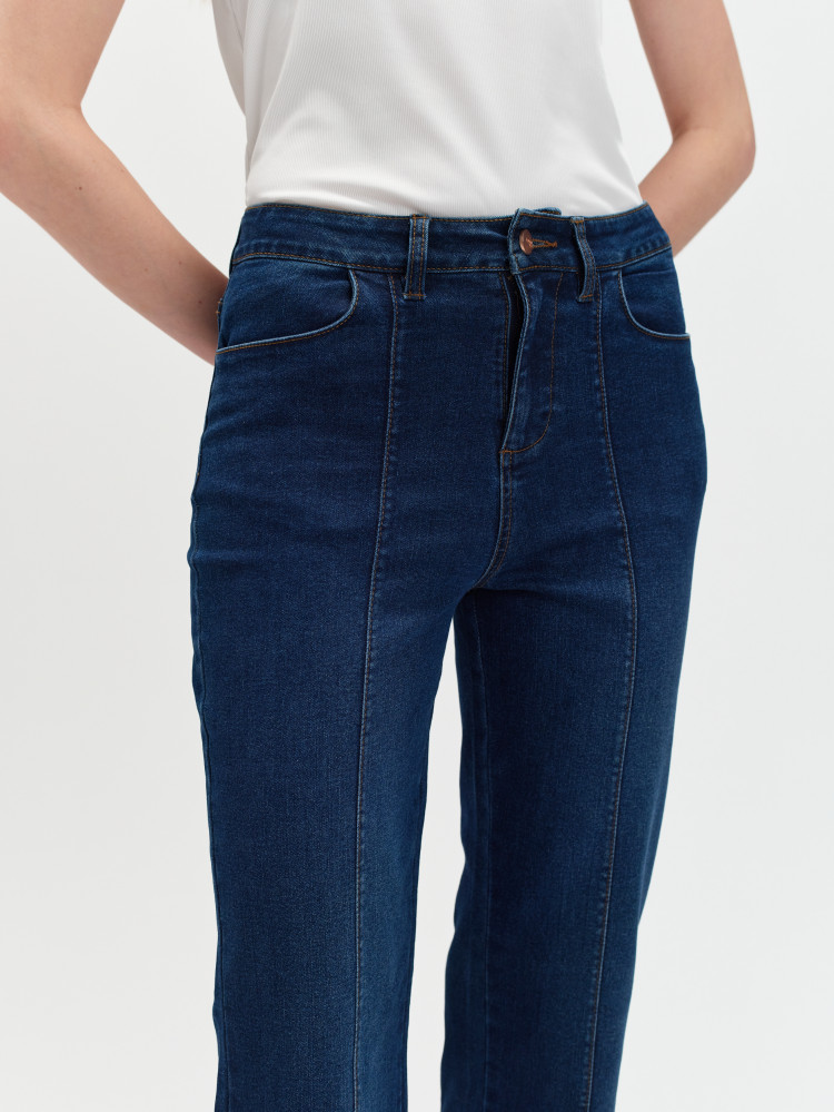 Granatowe jeansy flare z przeszyciami 