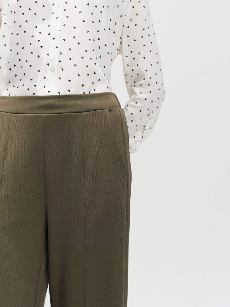 Zielone spodnie z nogawką w kant 