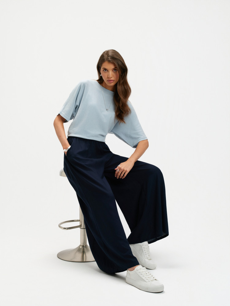 Granatowe spodnie z szerokimi nogawkami 