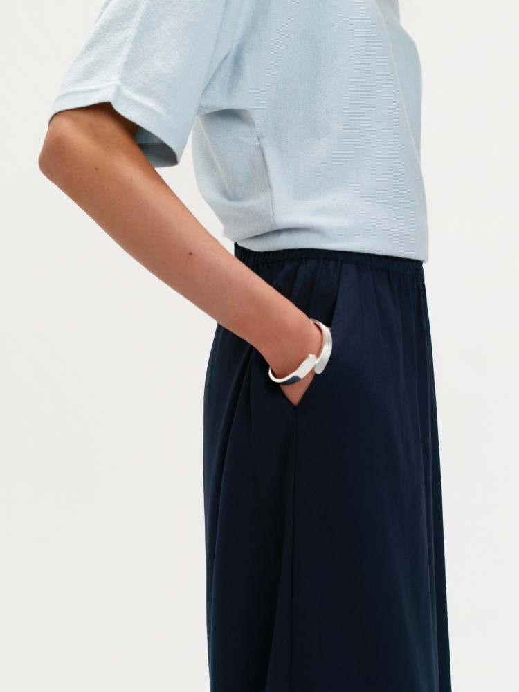 Granatowe spodnie z szerokimi nogawkami 