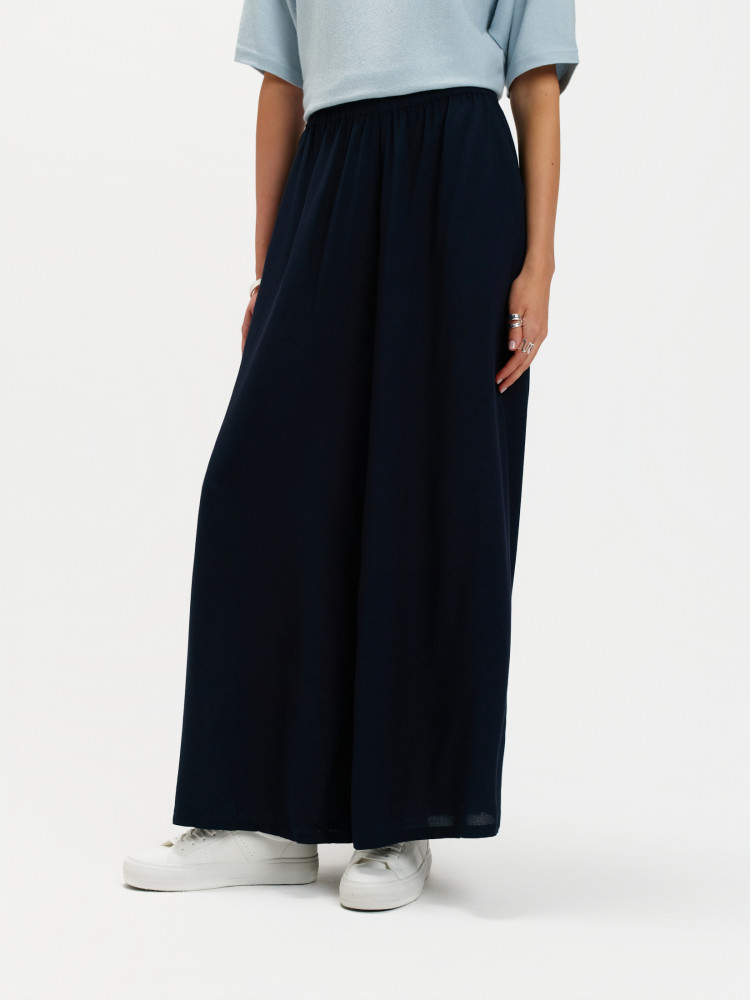 Granatowe spodnie z szerokimi nogawkami 