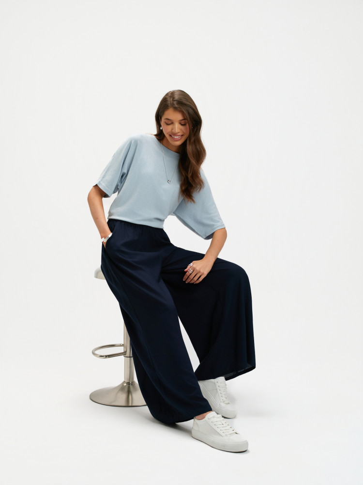 Granatowe spodnie z szerokimi nogawkami 