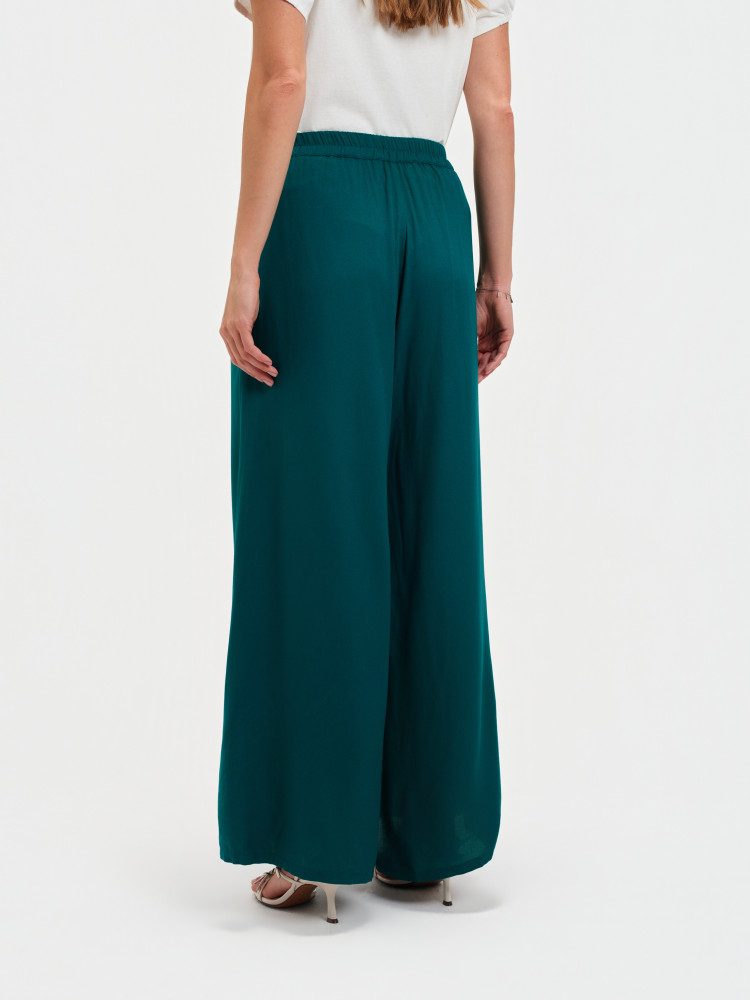 Turkusowe spodnie z szerokimi nogawkami 