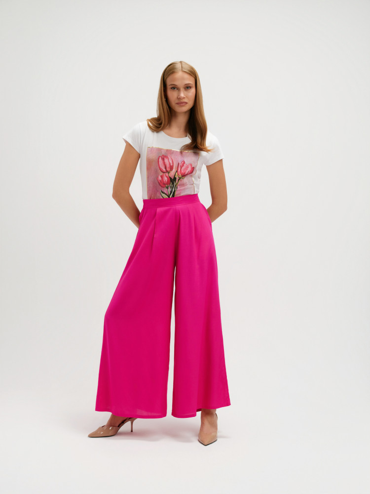 Różowe spodnie z szerokimi nogawkami 
