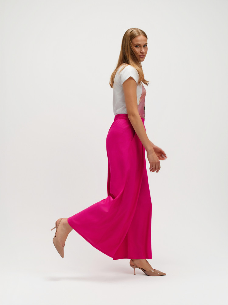 Różowe spodnie z szerokimi nogawkami 