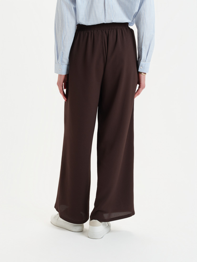 Brązowe spodnie z szeroką nogawką 