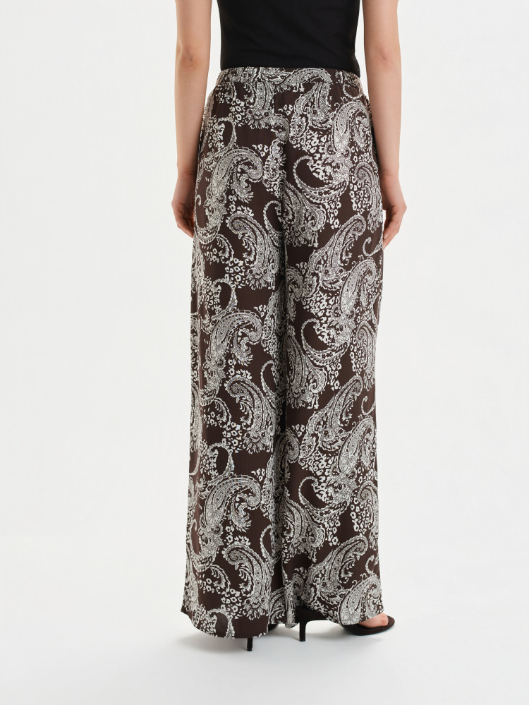 Brązowe spodnie z nadrukiem 