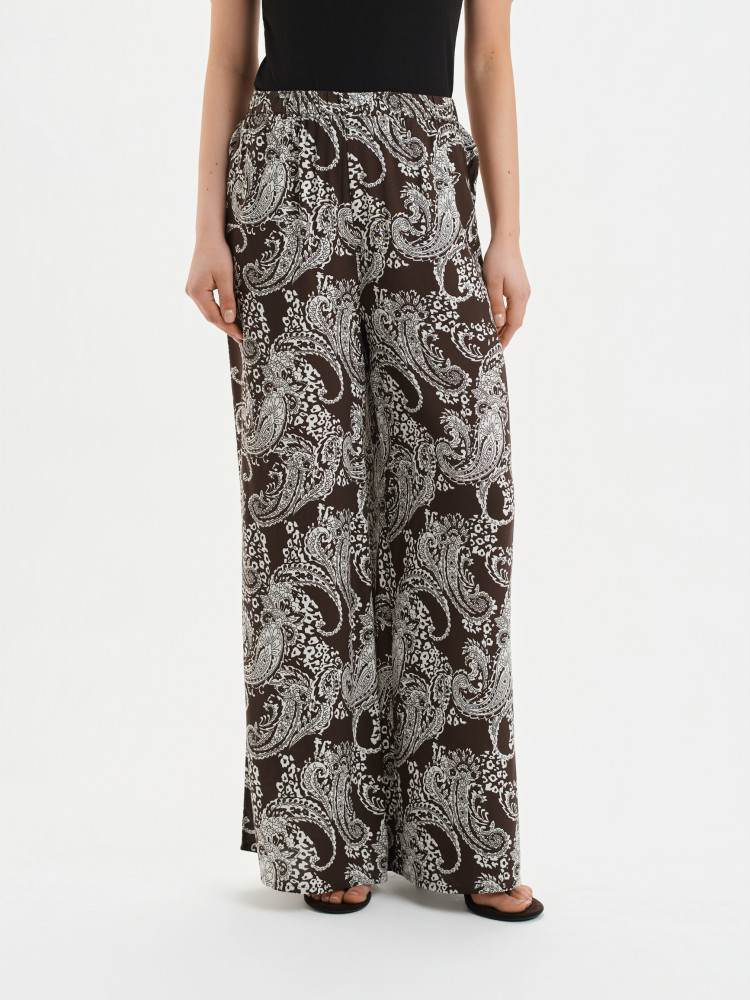 Brązowe spodnie z nadrukiem 