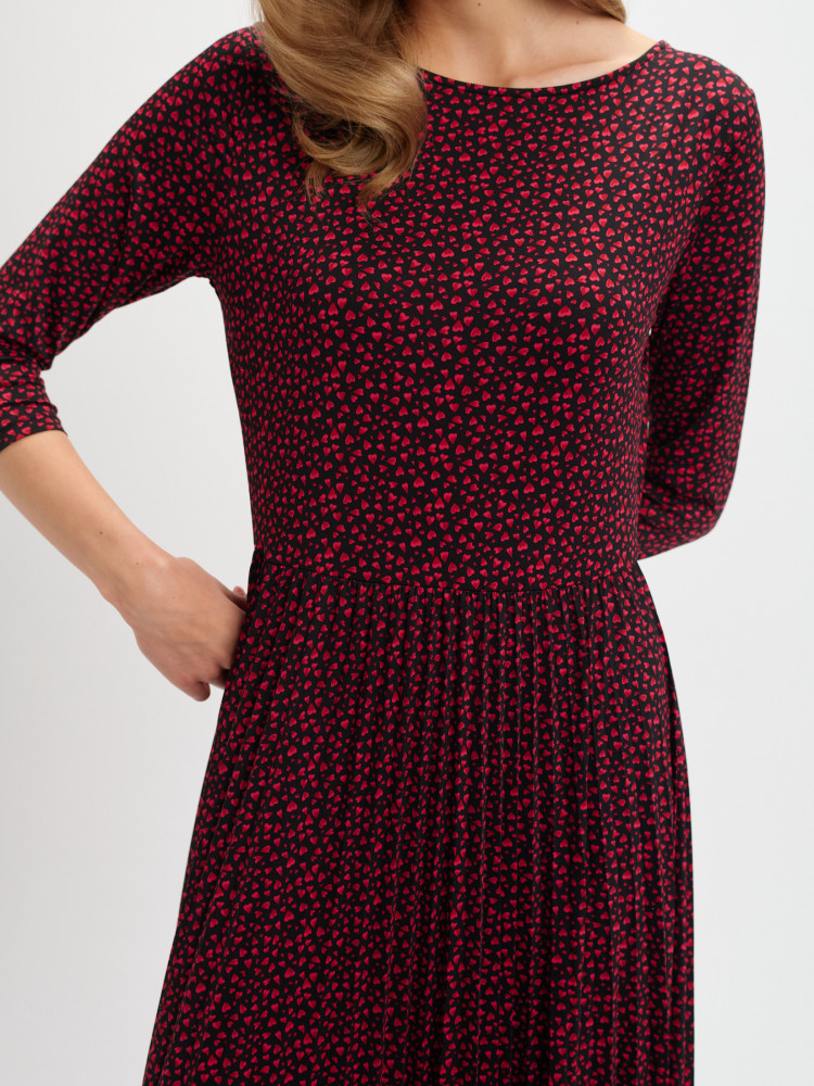 Wzorzysta sukienka z plisowanym dołem 