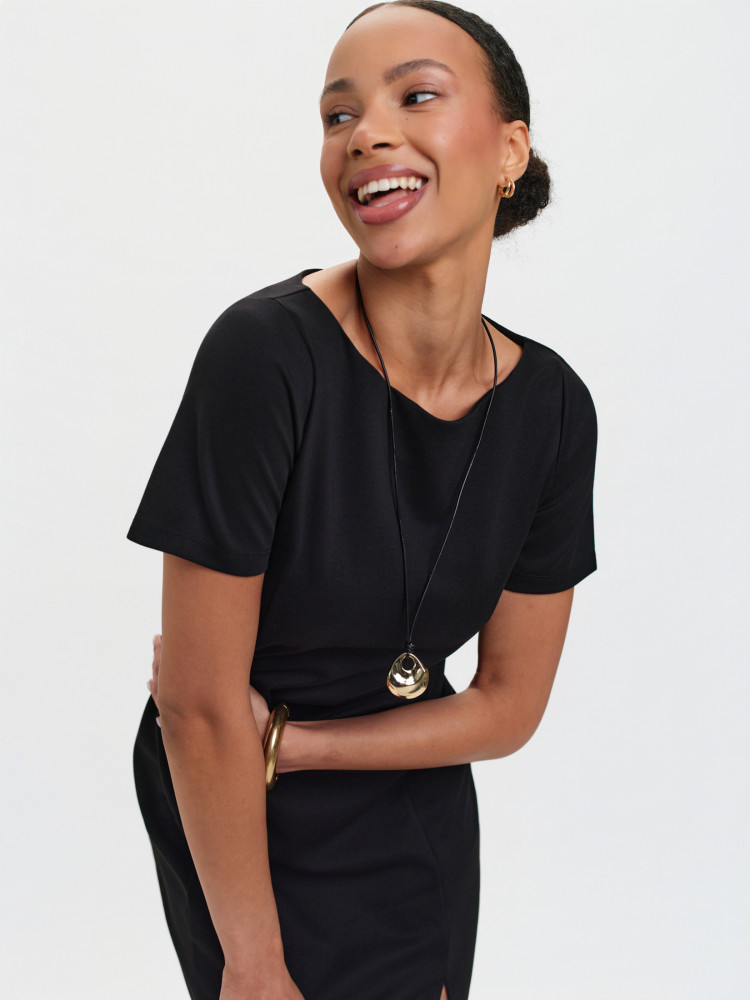 Ołówkowa sukienka z rozcięciem 