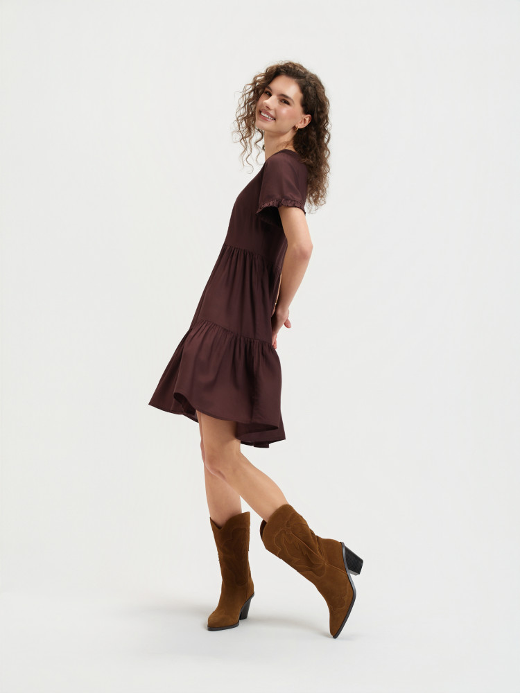 Brązowa sukienka z krótkim rękawem 