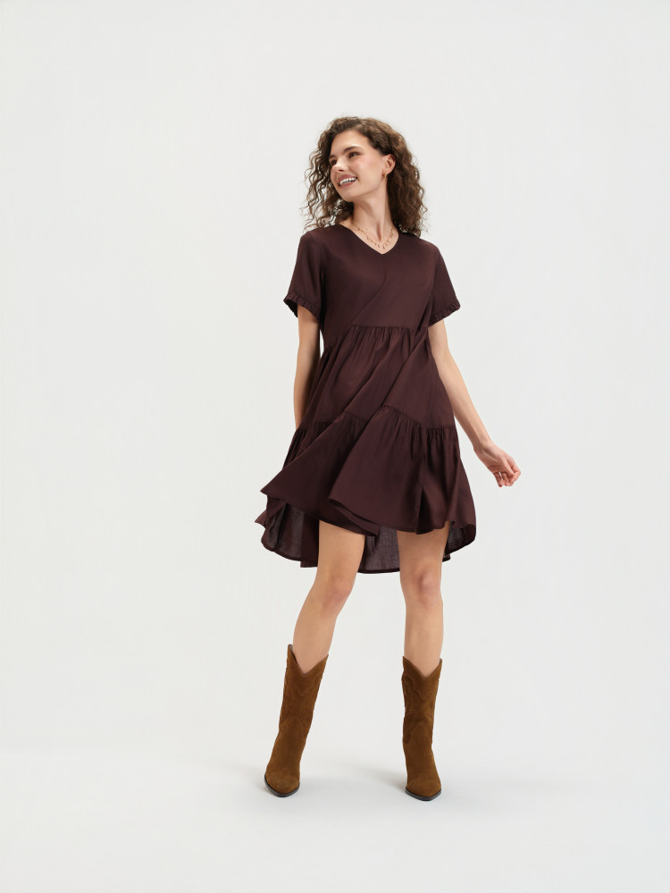 Brązowa sukienka z krótkim rękawem 