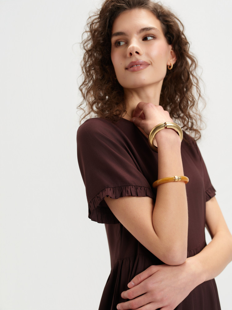 Brązowa sukienka z krótkim rękawem 