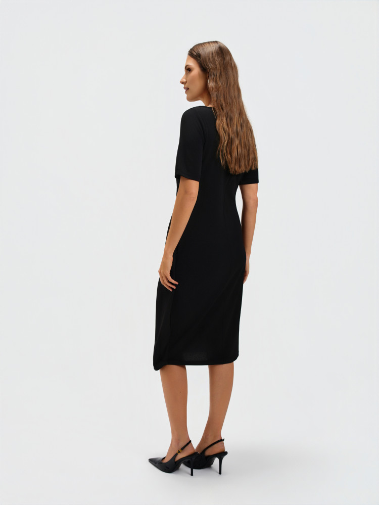 Czarna sukienka z węzłem 