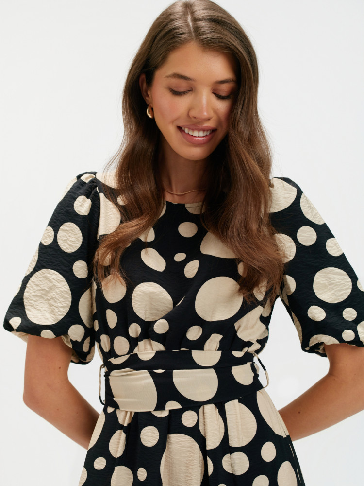 Sukienka maxi z printem w grochy 