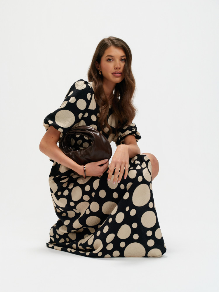 Sukienka maxi z printem w grochy 