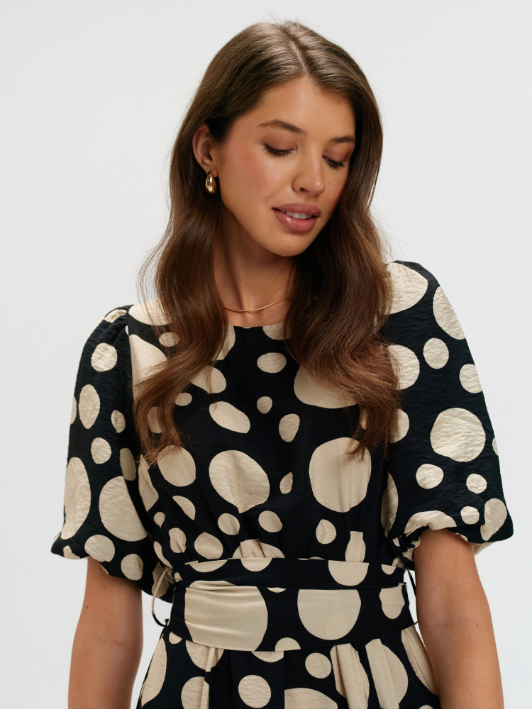 Sukienka maxi z printem w grochy 