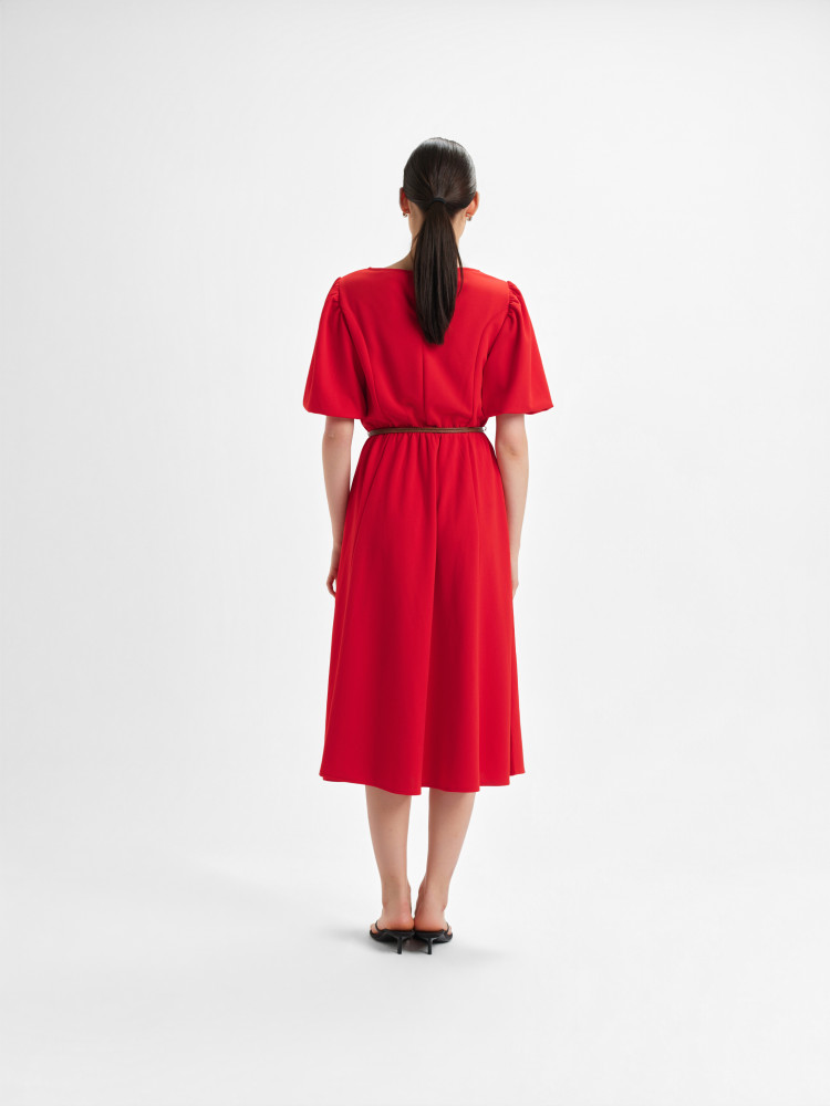 Czerwona sukienka z paskiem w talii 