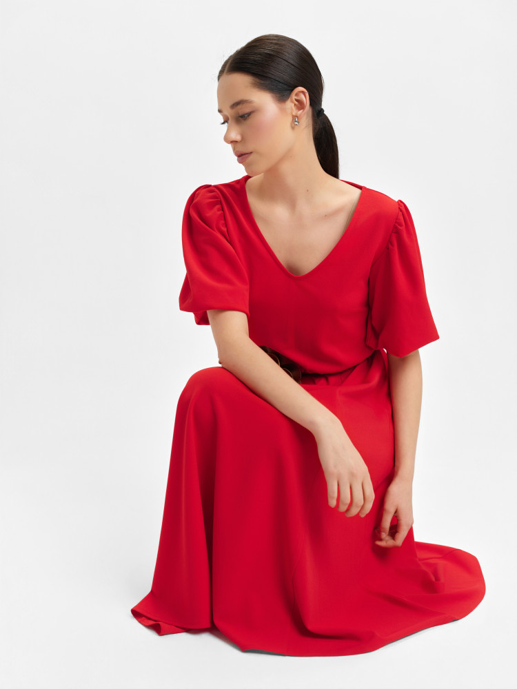 Czerwona sukienka z paskiem w talii 