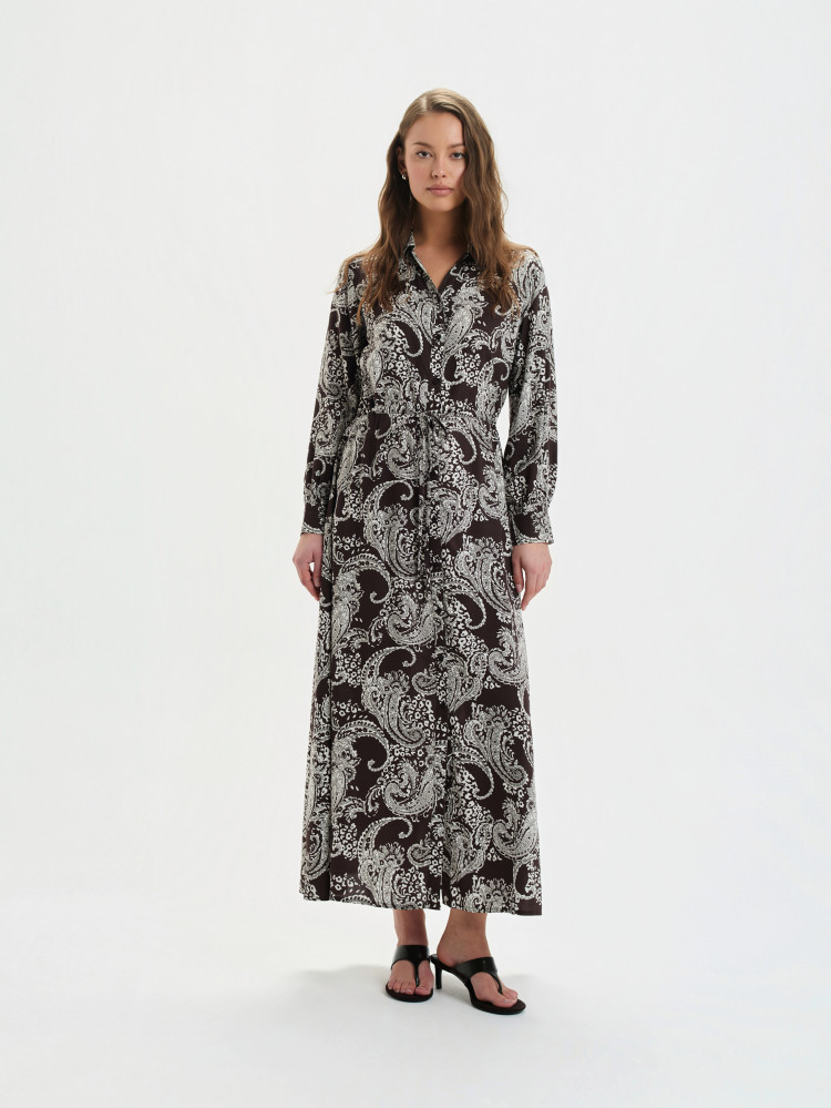 Brązowa sukienka z efektownym nadrukiem 