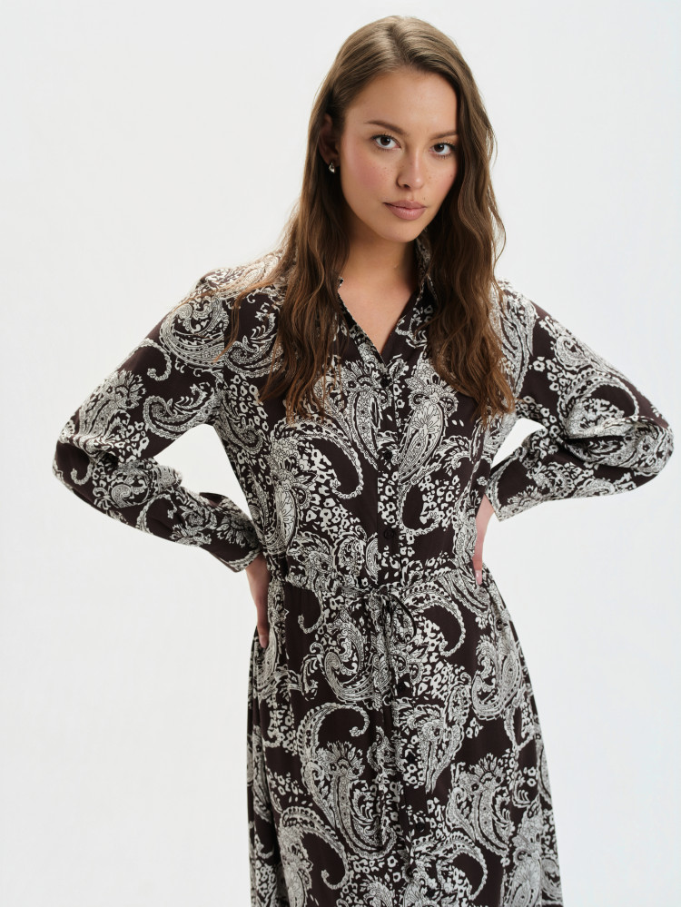 Brązowa sukienka z efektownym nadrukiem 