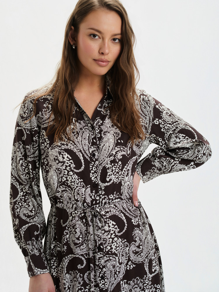 Brązowa sukienka z efektownym nadrukiem 