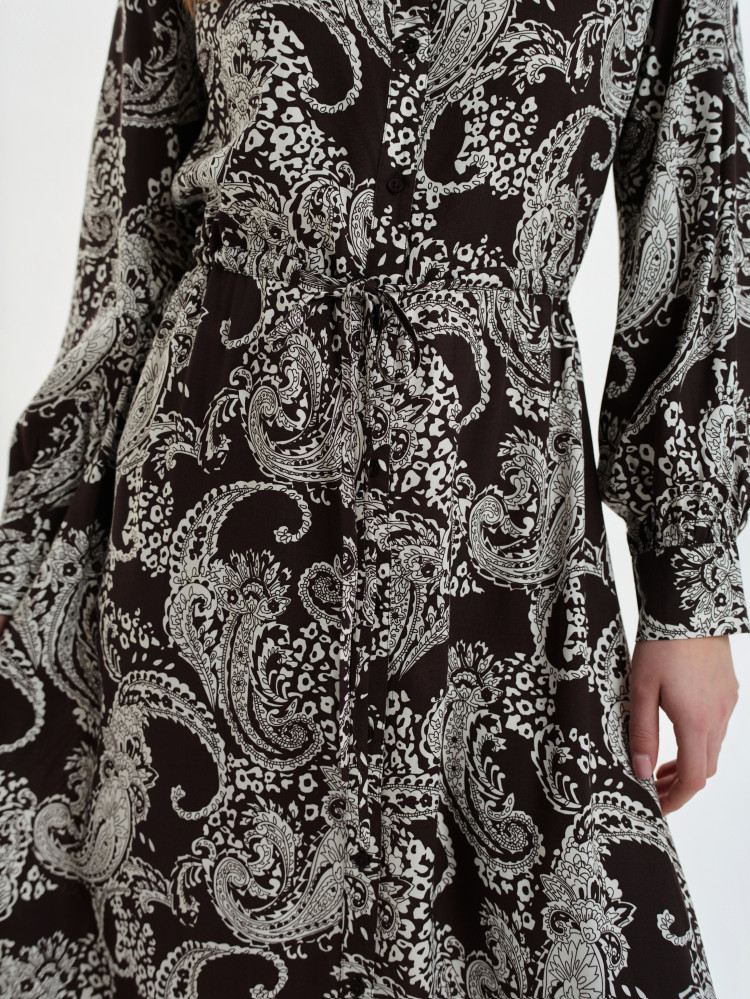 Brązowa sukienka z efektownym nadrukiem 