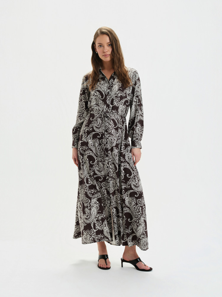 Brązowa sukienka z efektownym nadrukiem 