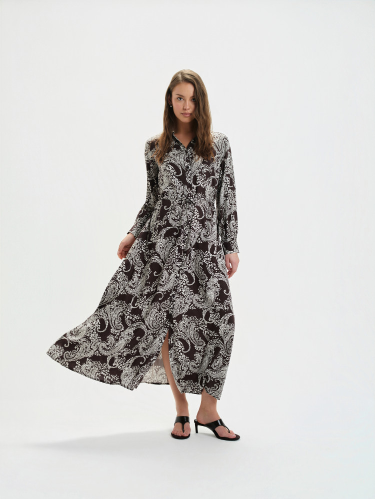 Brązowa sukienka z efektownym nadrukiem 