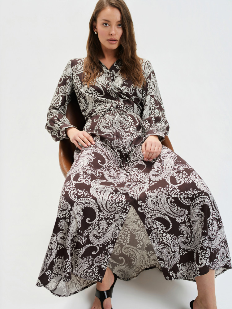 Brązowa sukienka z efektownym nadrukiem 