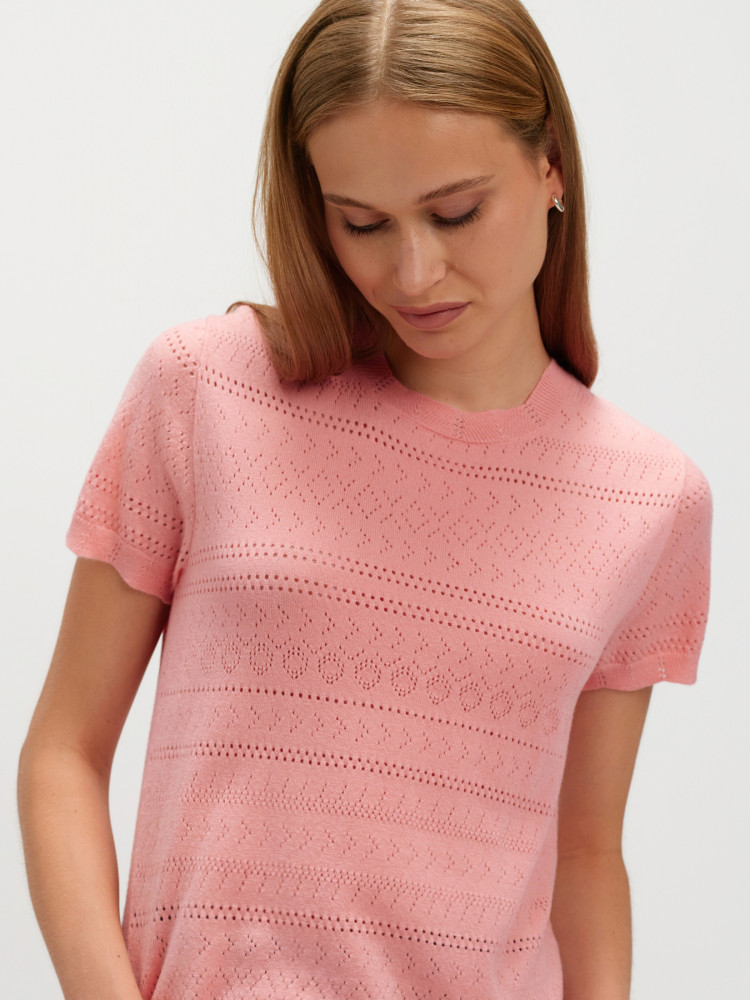 Pastelowy sweter z ażurowym haftem