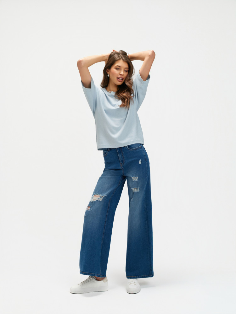 Błękitny sweter z luźnymi rękawami 