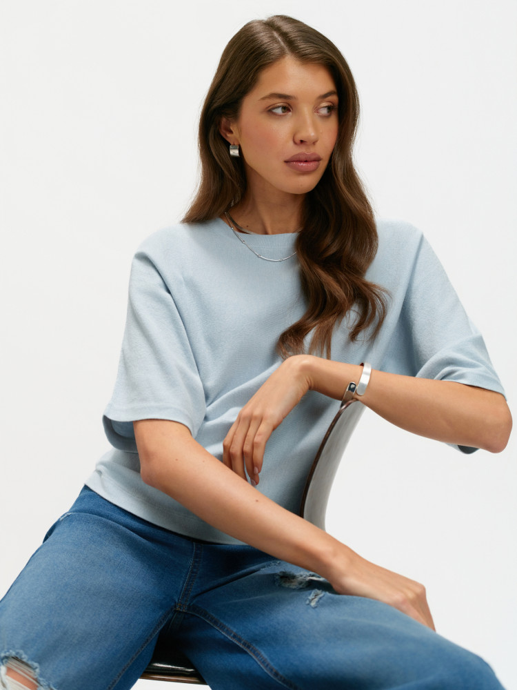 Błękitny sweter z luźnymi rękawami 