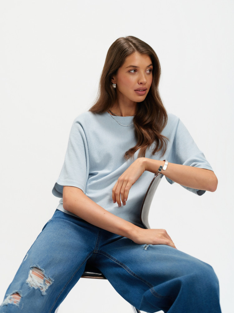 Błękitny sweter z luźnymi rękawami 