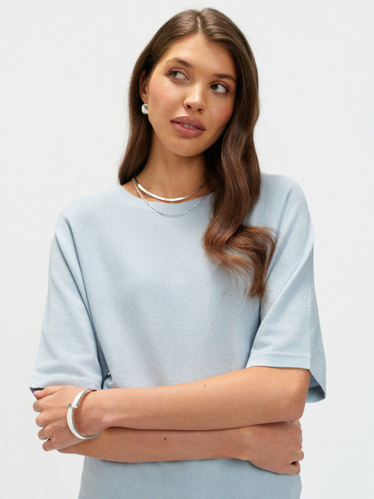 Błękitny sweter z luźnymi rękawami 